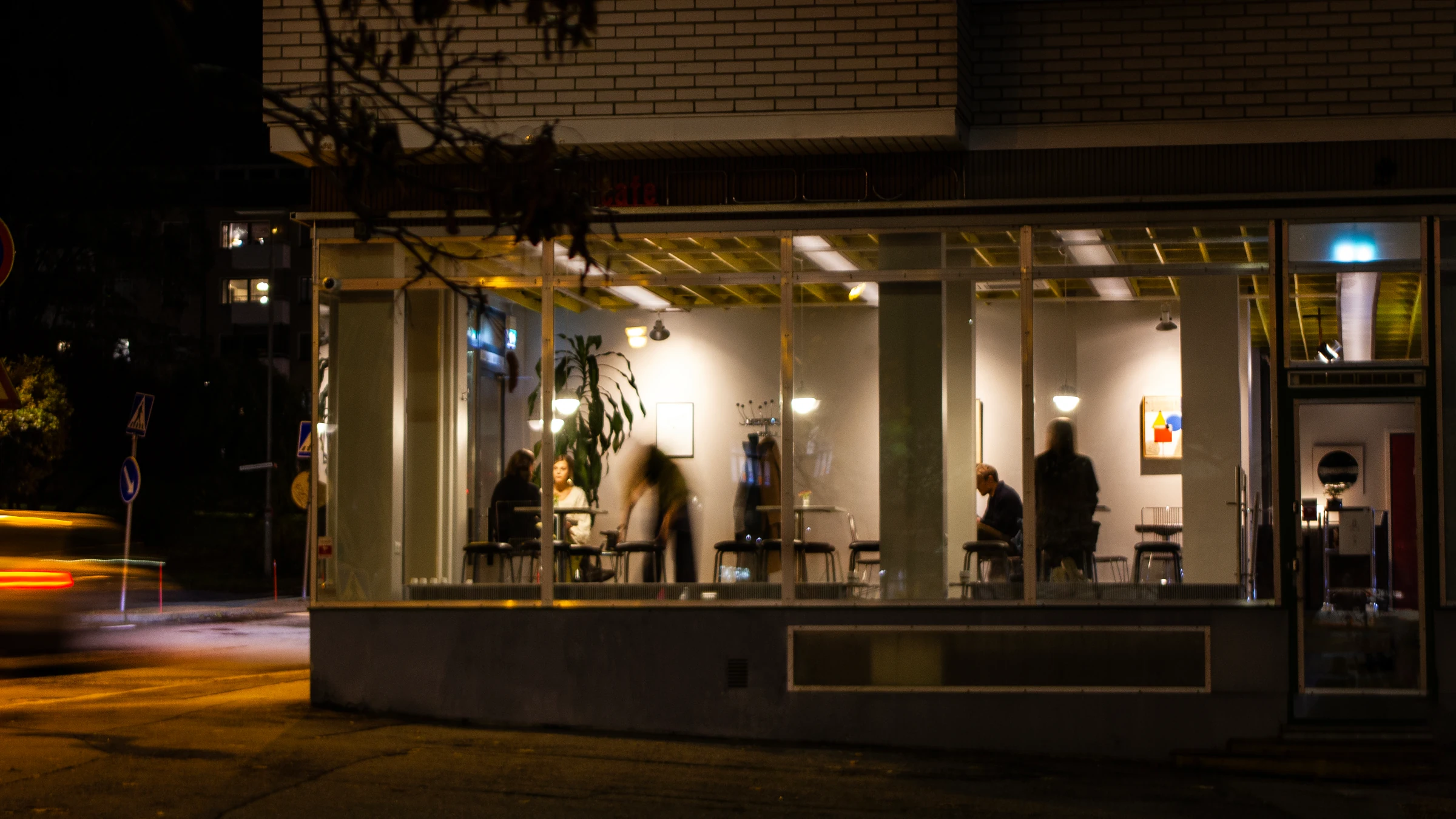 Cafe Nöösin valaistut ikkunat Satakunnankadulla illalla